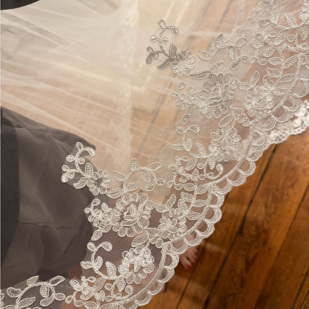 NWT Elegant Cathedral Light Ivory  Lace Veil - Picture 3 of 4